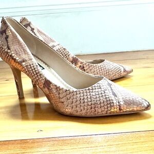 NEW Karl Lagerfeld Paris size 9 Royale leather faux snakeskin pump. 3.5” heel